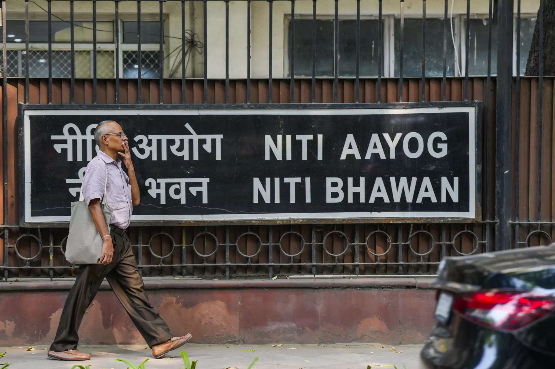 NITI Aayog reviews role of central, state electricity regulators